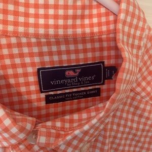 Men’s Vineyard Vines casual button down shirt in orange and white gingham.